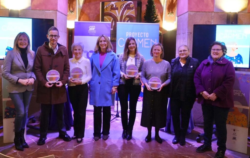 Remedios Sánchez, presidenta de Ángel Linares SA, junto a otras empresas reconocidas como 'Empresas Amigas del Proyecto Carmen', durante el acto de clausura de la V edición del proyecto